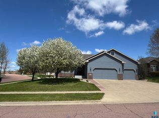 812 W Quail Creek Cir, Sioux Falls, SD 57108