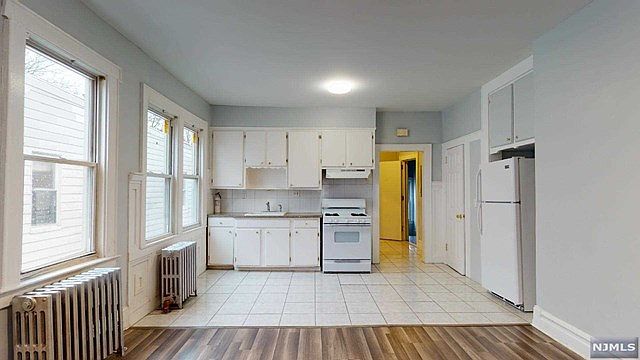 1st image of 416-418 Leslie St #4