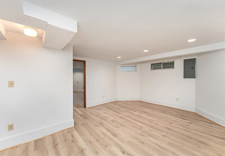 5523 Woodlawn Ave N — Photo 18
