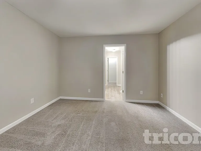 1042 Sutherland Dr — Photo 5