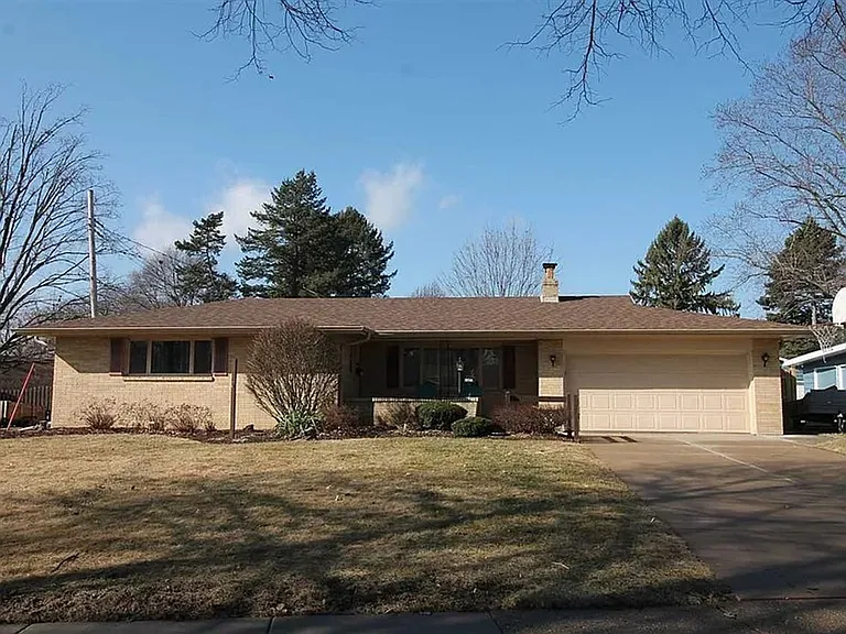 1834 S Hawthorne Park Dr — Photo 1
