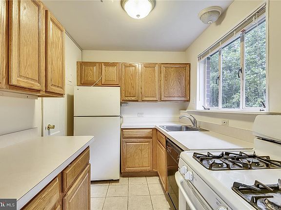 4th image of 10305 Montrose Ave #M202