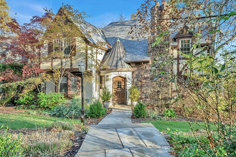 1st image of 23 Crestwood Dr