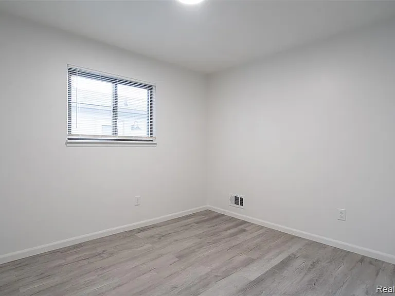8095 Syracuse St — Photo 19