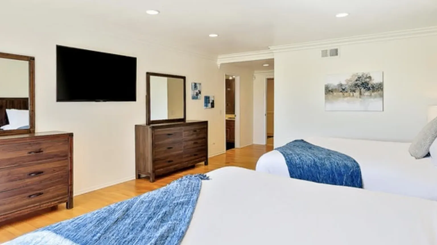 5 bed, 5.0 bath, 4700 sqft, $14,750 — Photo 4