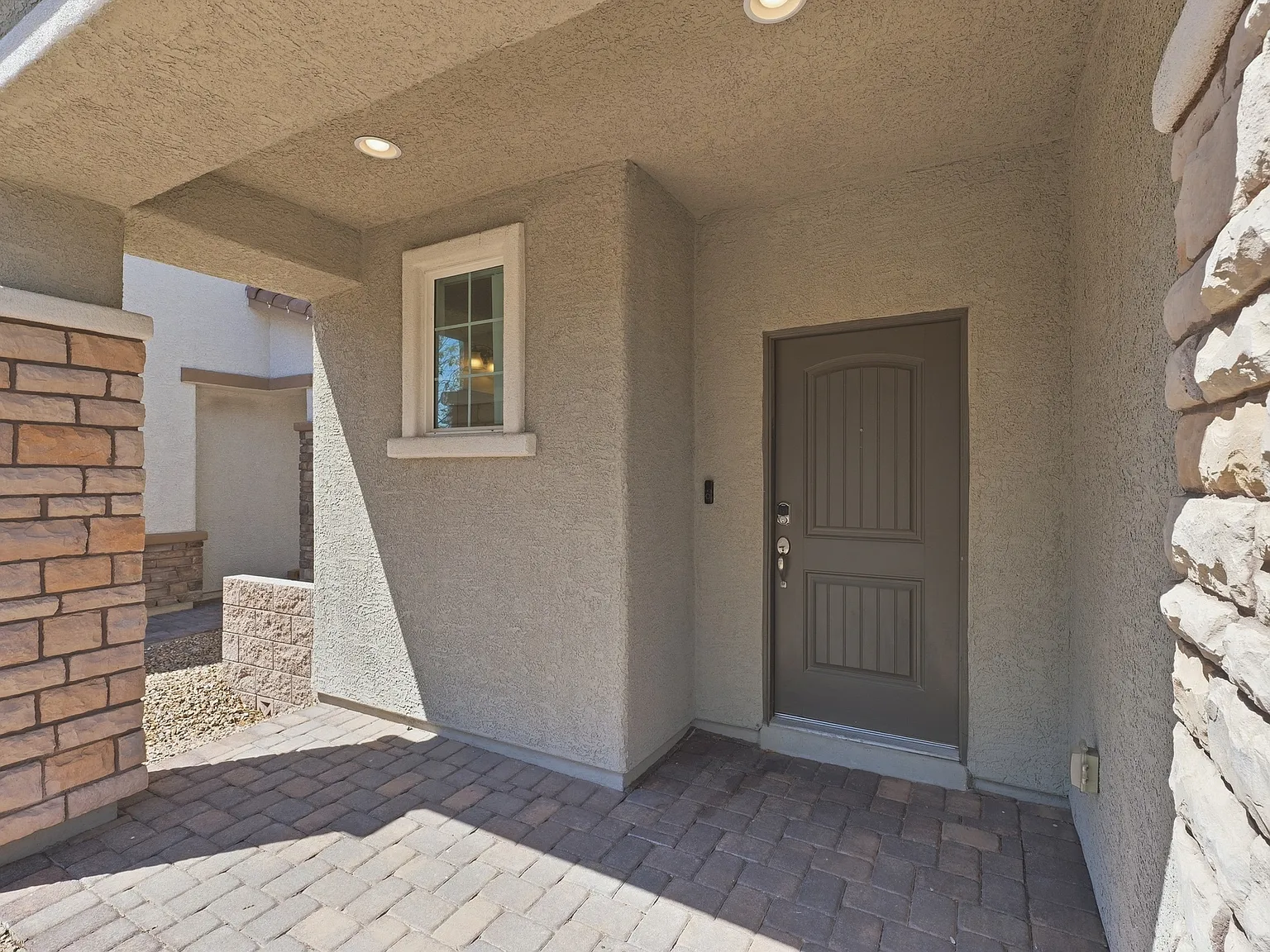 3 bed, 3.0 bath, 1943 sqft, $2,195 — Photo 2