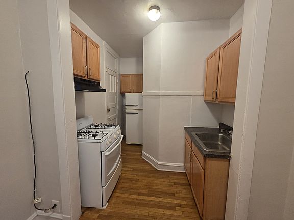 4th image of 1357 W Greenleaf Ave #1A