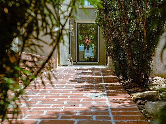 2nd image of 524 6th St SE