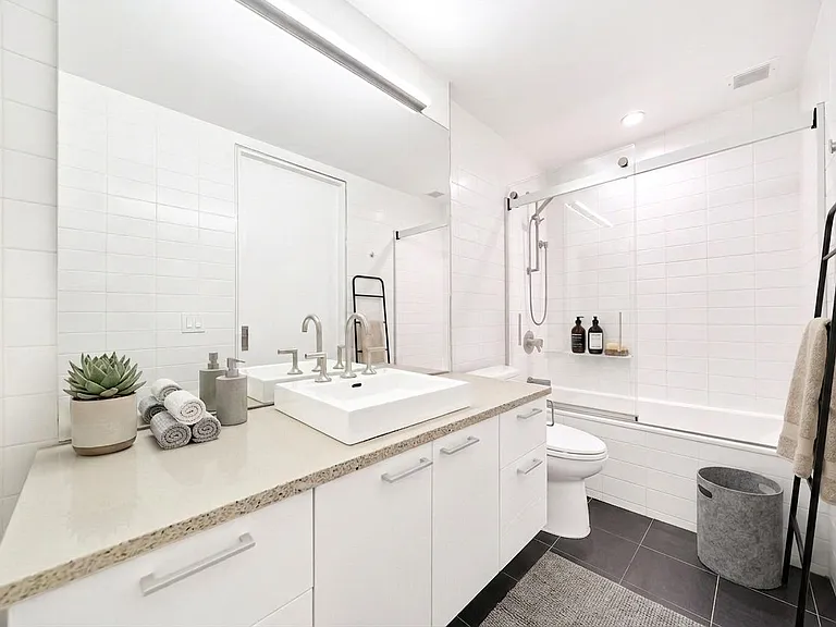 200 E 11th St #Penthouse 3 — Photo 4