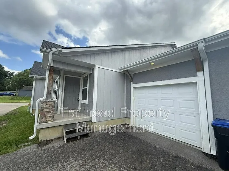 605C S Hillcrest St — Photo 2