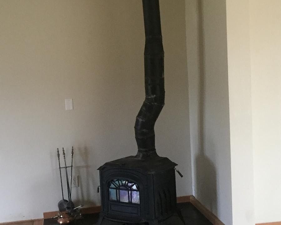 Vermont casting wood stove w/ tile hearth