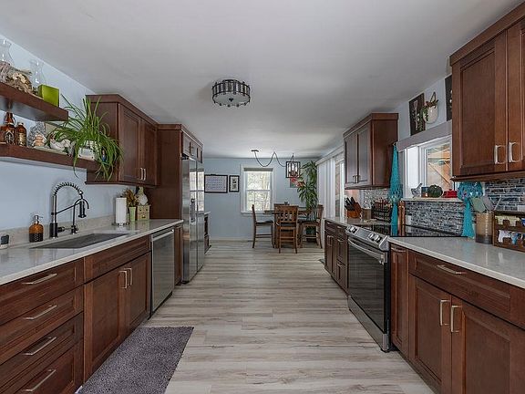 4th image of 20 Fairgrounds Road