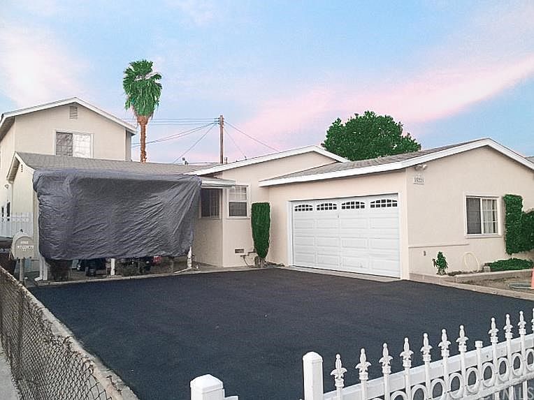 1st image of 15221 Las Vecinas Dr