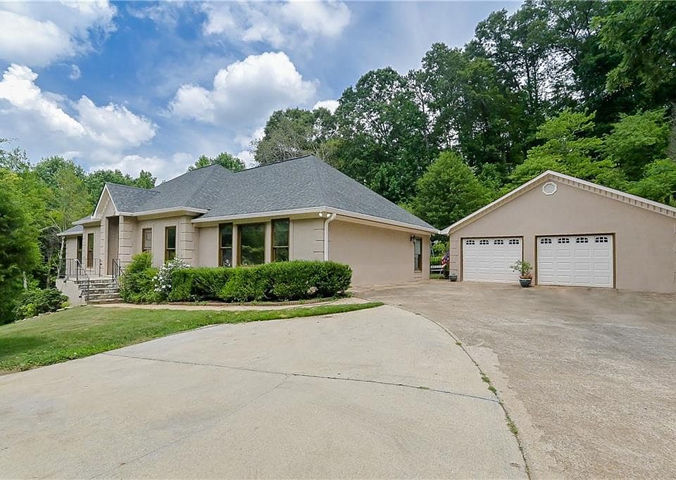 1st image of 831 Pinehurst Dr