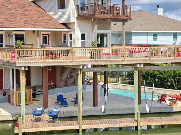 107 Bamaku Bnd, Tiki Island, TX 77554