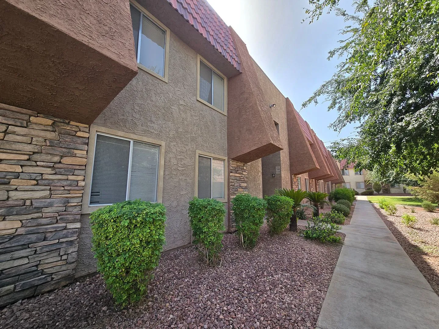 Adorable 2 Bedroom 2 Bathroom 1st Floor Condo — Photo 2