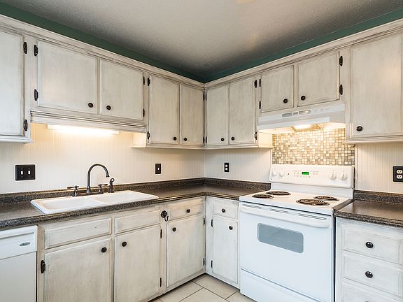 4th image of 3219 D Regents Park Ln