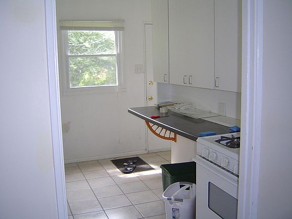 eat-in kitchen looking west toward back yard