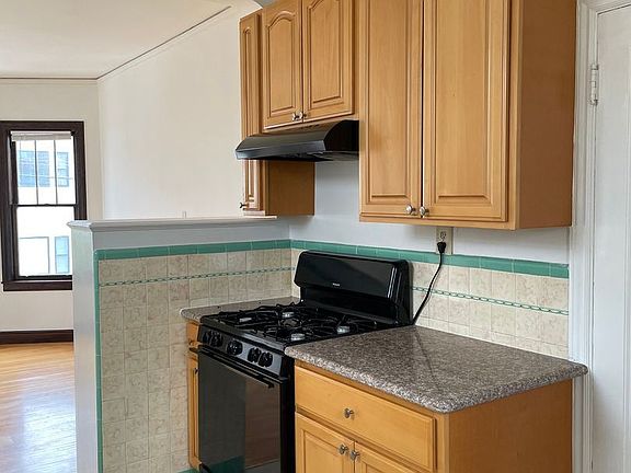 4th image of 947-955 Judah St #953