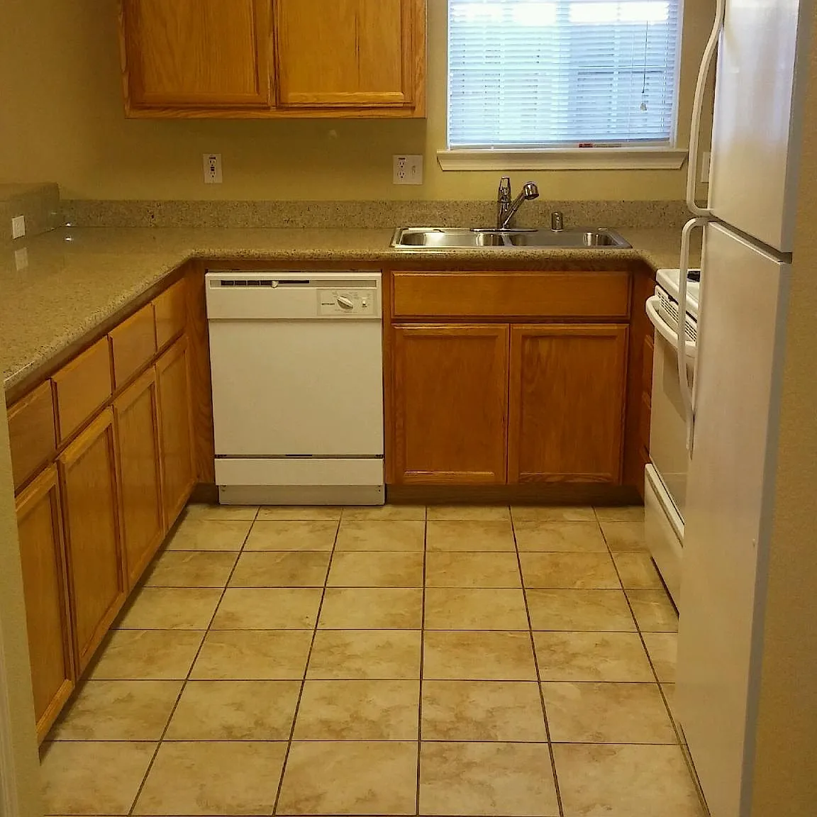 E Acacia St — Photo 4