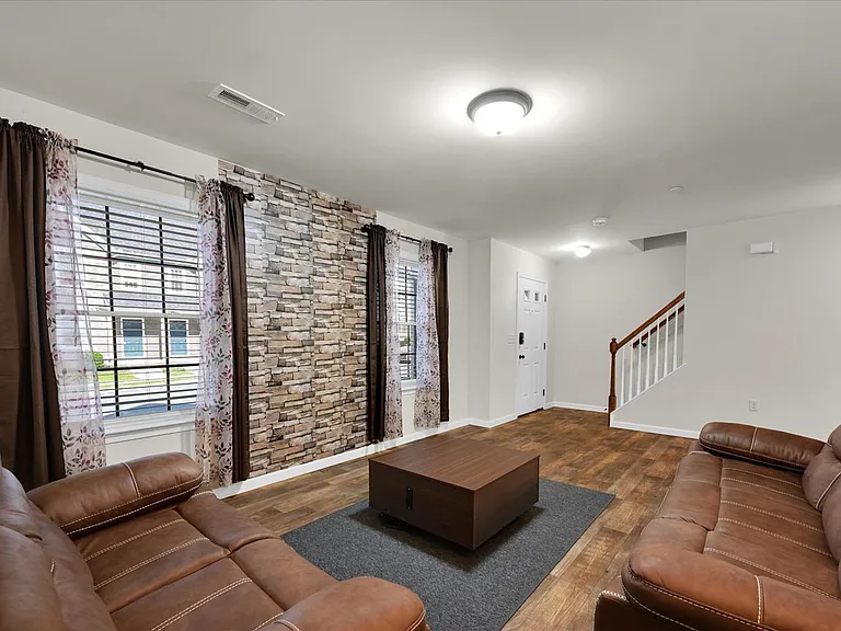 721 Farmwood Ln — Photo 4