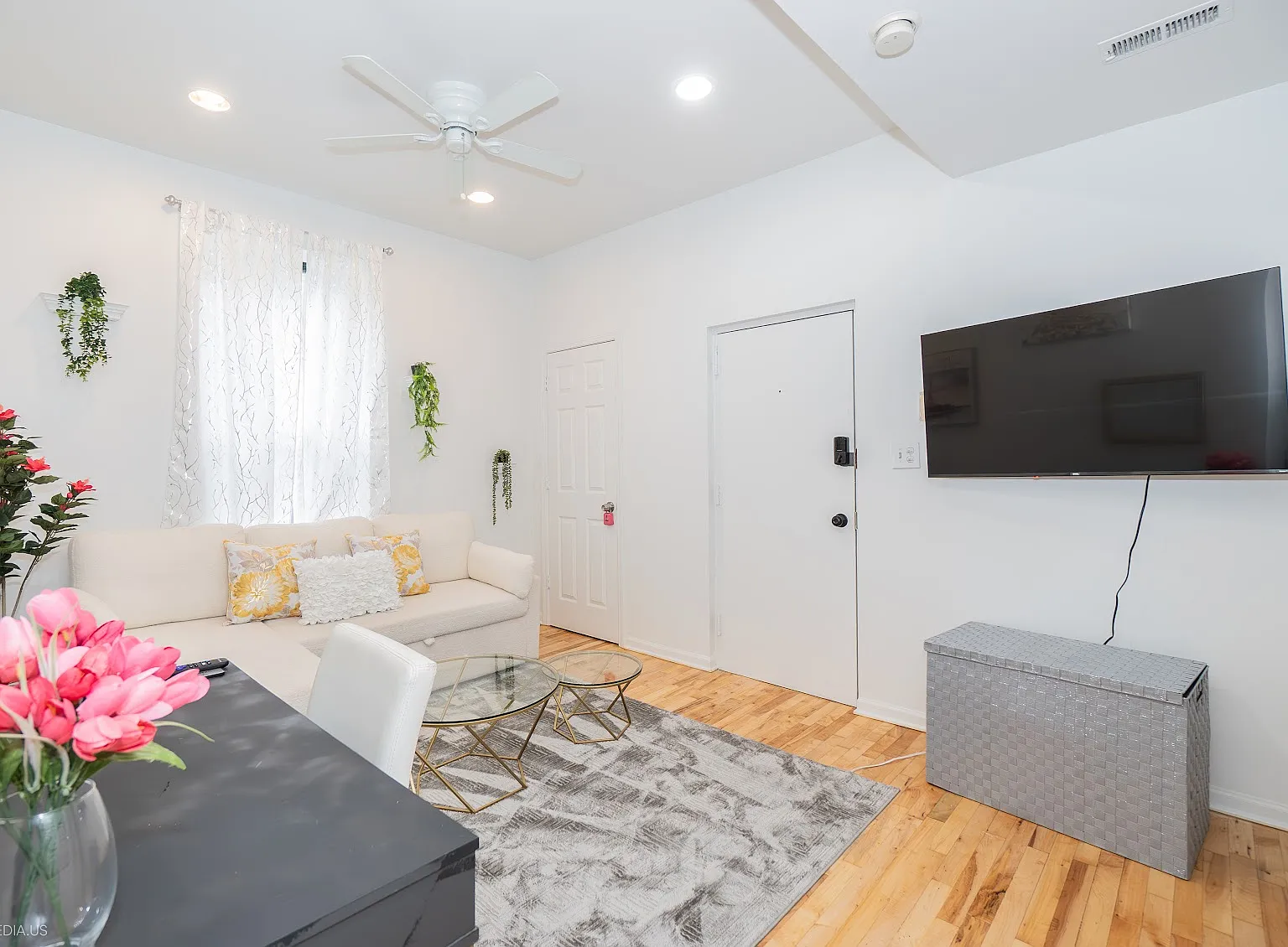 2 bed, 900 sqft, $3,700 — Photo 4