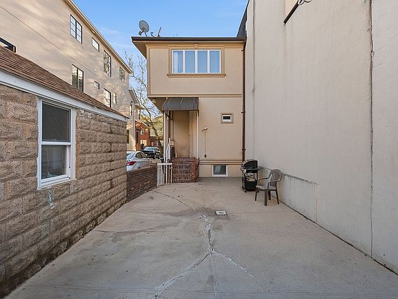 4th image of 2049 E 1st St