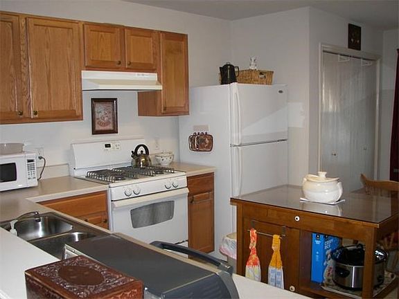 This home features a gas stove & gas cook top .