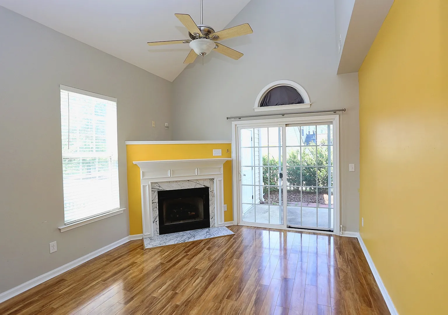 3 Bedroom, 2 Bath End Unit with Fresh Carpet and Paint in Auburn Square! — Photo 4