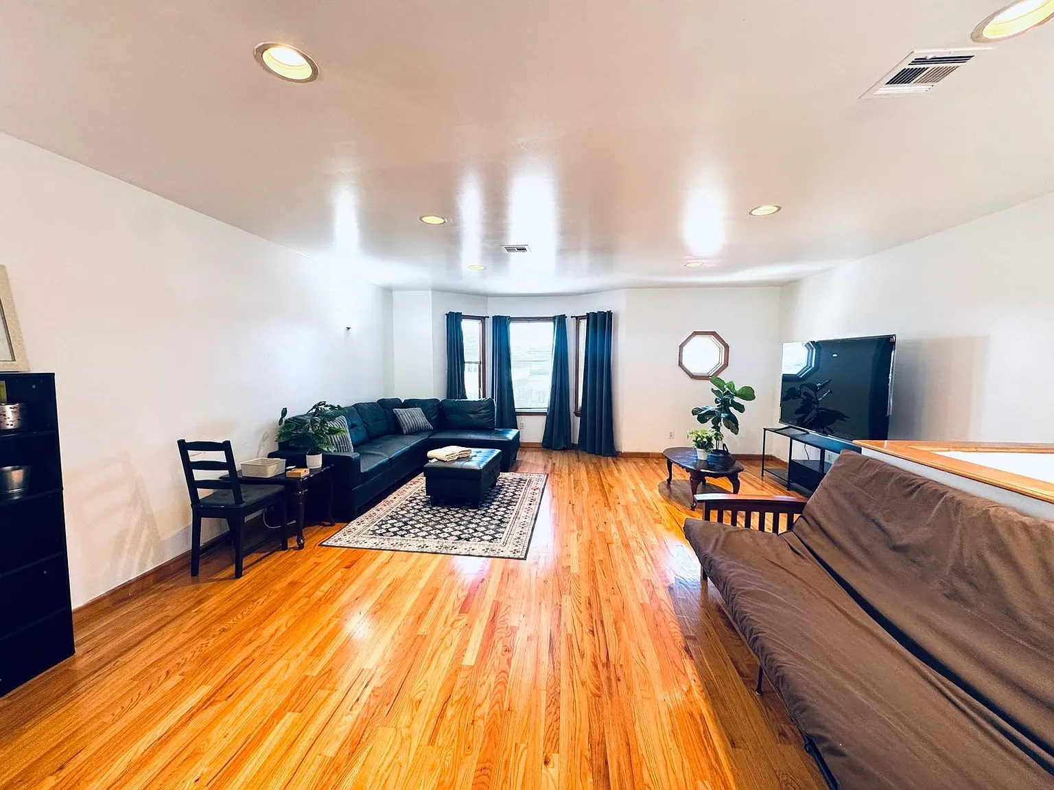 3 bed, 2.0 bath, 1400 sqft, $3,000 — Photo 4
