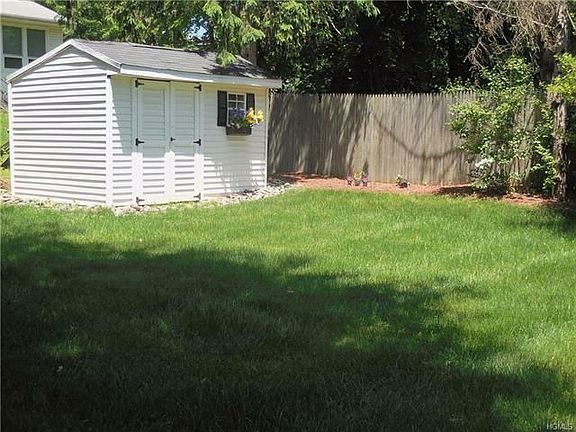 4th image of 8 Cathy Dr