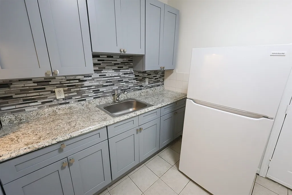 4 bed, 1.0 bath, 1250 sqft, $3,700 — Photo 3