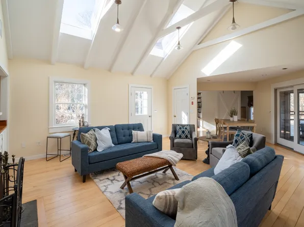 76 Circuit Ave, Tisbury, MA 02568