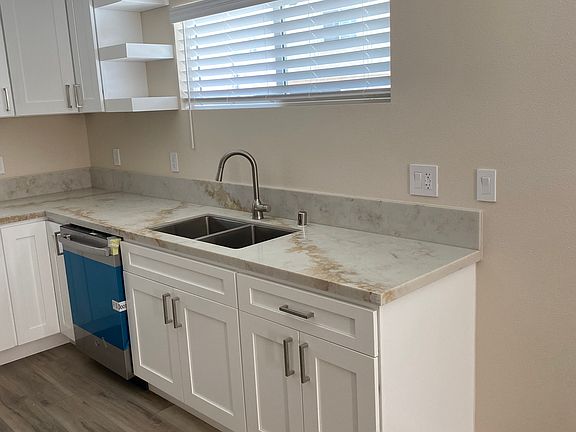 5th image of 549 E Tujunga Ave