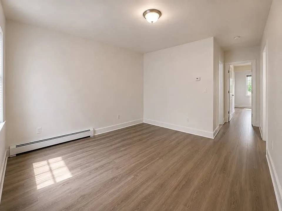 3 bed, 9999 sqft, $2,900 — Photo 3