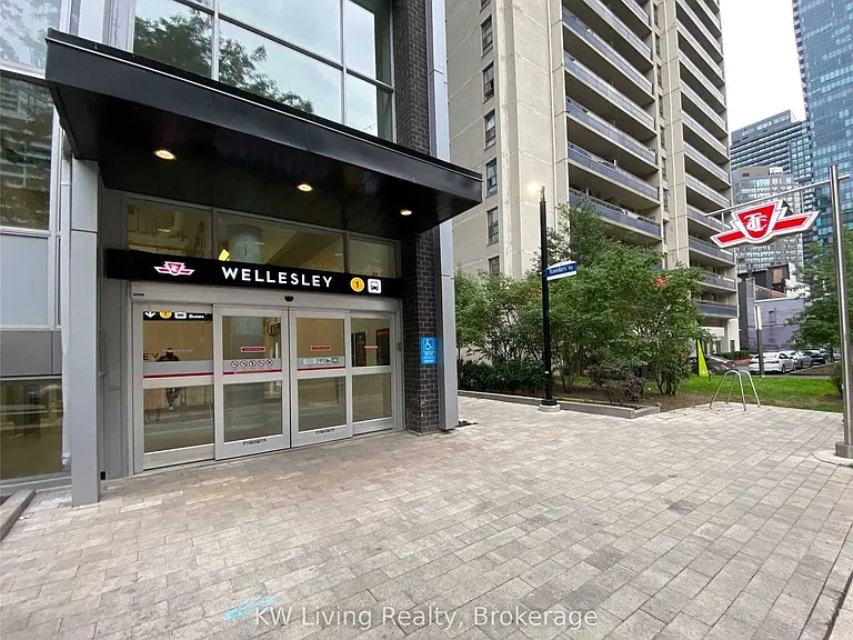 17 Dundonald St #406 — Photo 4