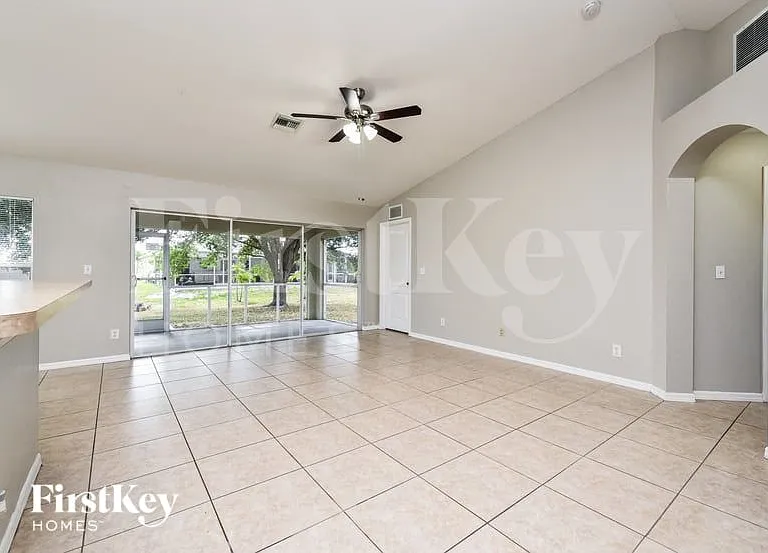 1211 NW 12th Pl — Photo 5