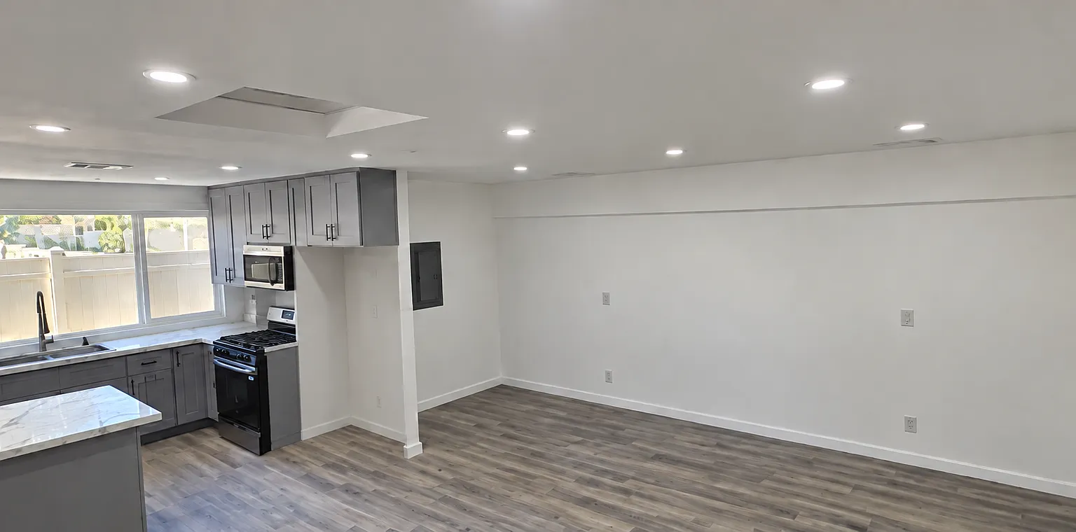 2 bed, 800 sqft, $2,400 — Photo 1