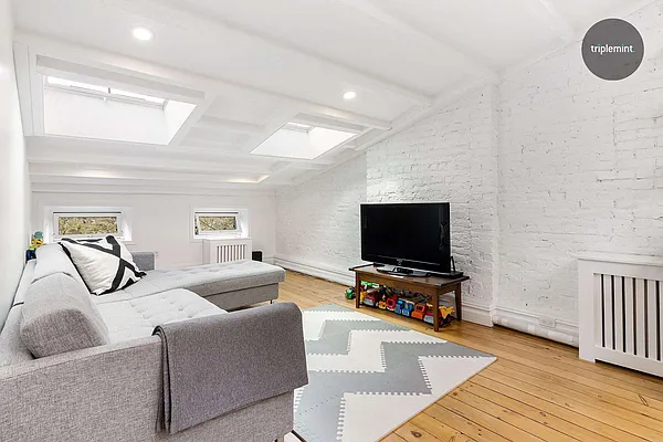 Sold by Triplemint | media 6