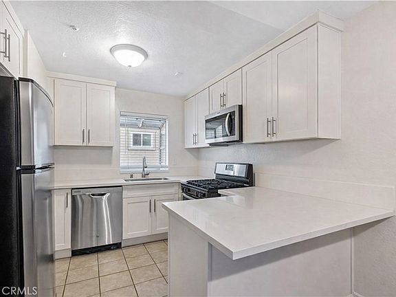 5th image of 334 S Walnut Ave