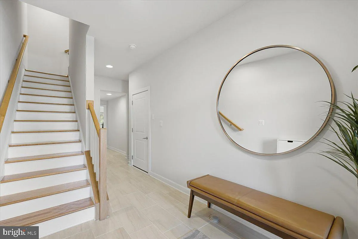3 bed, 3.5 bath, 2480 sqft, $4,600 — Photo 3