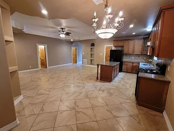 5th image of 104 E Cypress St