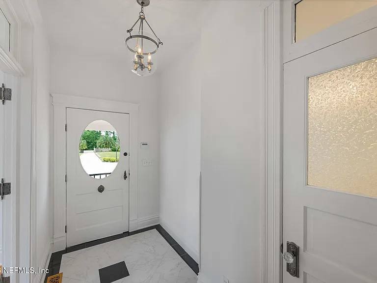 289 N Roscoe Blvd — Photo 24