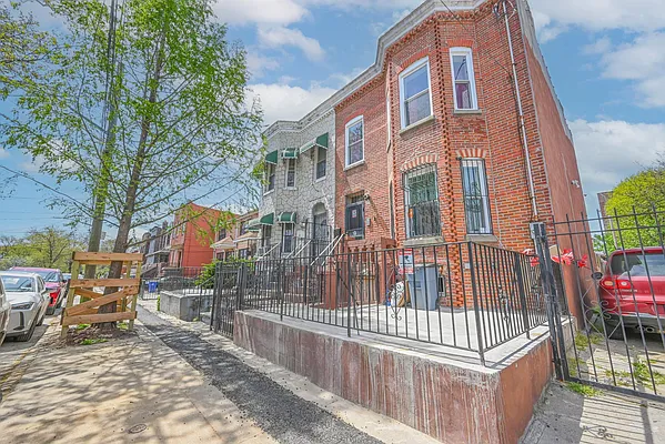 Sold by Felix Joseph | media 1