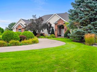 8202 Golf Course Dr, Neenah, WI 54956