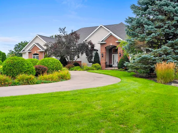 8202 Golf Course Dr, Neenah, WI 54956