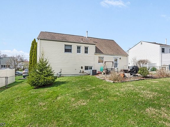3rd image of 248 Perry St
