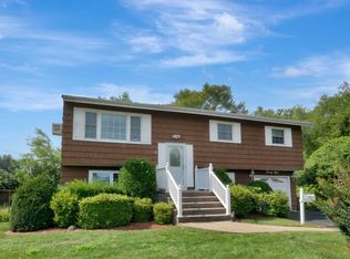 28 Bainbridge St, Islip, NY 11751