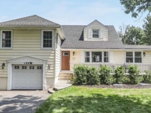 122 Village Cir W