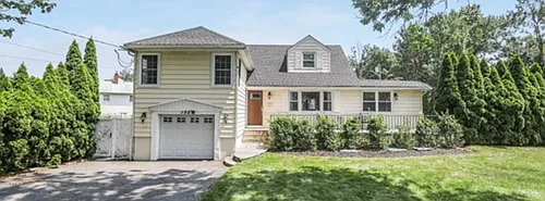 122 Village Cir W Photo 1